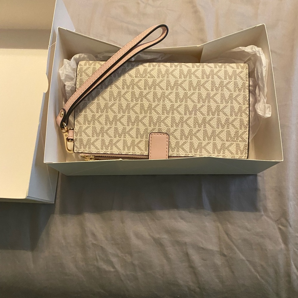 Michael Kors cream colored wristlet - BRAND NEW UNUSED - Picture 4 of 4